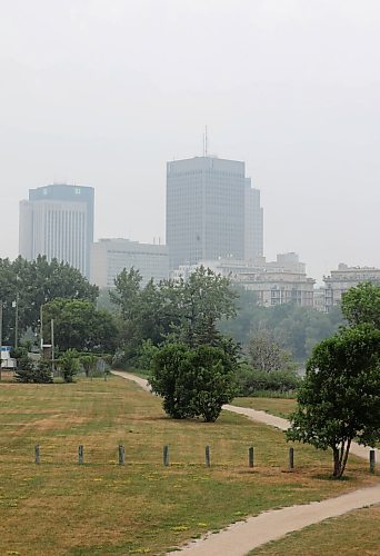RUTH BONNEVILLE / WINNIPEG FREE PRESS

Local - Smoke 

Smoke from forest fires hovers  downtown Winnipeg and surrounding areas.



July 21, 2021

