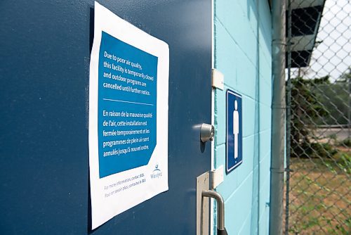 ALEX LUPUL / WINNIPEG FREE PRESS  

A sign indicating that Provencher Pool is closed, due to poor air quality, is photographed on Wednesday, July 21, 2021.