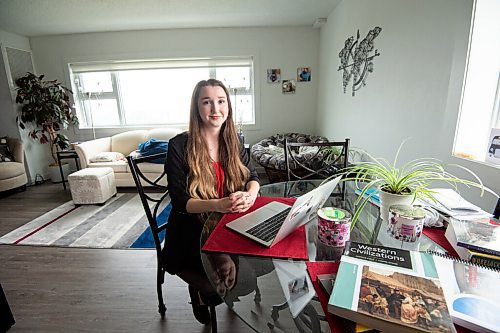 MIKE SUDOMA / Winnipeg Free Press
University of Winnipeg student, Marina Milne, works inside her apartment Wednesday afternoon. Milne will be going into her fourth year this fall.
July 21, 2021