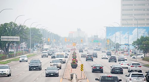 MIKE SUDOMA / Winnipeg Free Press
Traffic travels down Portage Ave as smoke from surrounding forest fires fill the air Wednesday afternoon
July 21, 2021