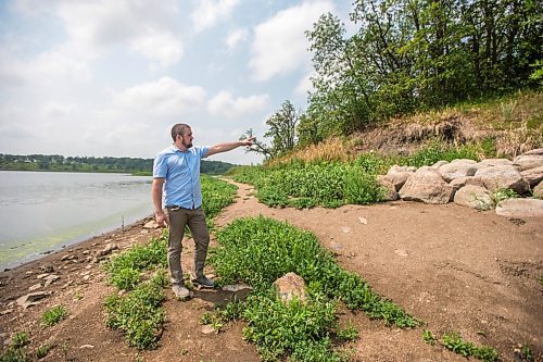 MIKAELA MACKENZIE / WINNIPEG FREE PRESS

Mayor Brandon Burley points out the normal water line on the bank at Lake Minnewasta, where the town of Morden gets its water, on Thursday, July 22, 2021. For Kevin Rollason story.
Winnipeg Free Press 2021.