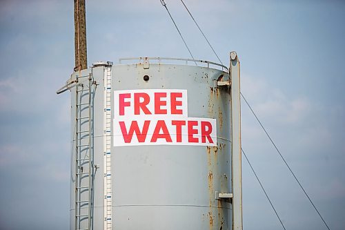 MIKAELA MACKENZIE / WINNIPEG FREE PRESS

An 81,000-litre tank of free water gathered with an underground tile system at Precision Land Solutions near Morden on Thursday, July 22, 2021.Residents have been coming by to fill tanks for vegetable gardens. For Kevin Rollason story.
Winnipeg Free Press 2021.