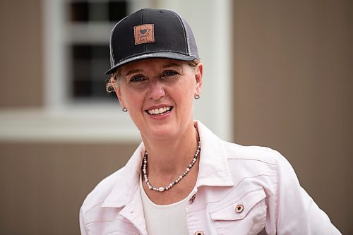 ALEX LUPUL / WINNIPEG FREE PRESS  

Minister Marie-Claude Bibeau, federal Minister of Agriculture and Agri-Food, is photographed wearing a baseball cap which states "I Love Farmers" at farmer Curtis McRae's farm in St. Andrews on Thursday, July 22, 2021.