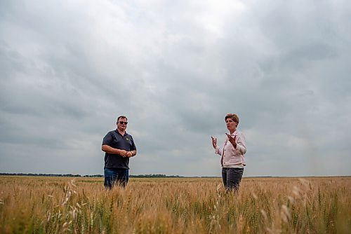 ALEX LUPUL / WINNIPEG FREE PRESS  

From left, Curtis McRae and Minister Marie-Claude Bibeau, federal Minister of Agriculture and Agri-Food, speak to each other in McRae's wheat field in St. Andrews on Thursday, July 22, 2021.