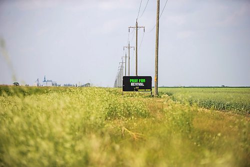 MIKAELA MACKENZIE / WINNIPEG FREE PRESS

Signage north of Morden on Thursday, July 22, 2021. For Kevin Rollason story.
Winnipeg Free Press 2021.