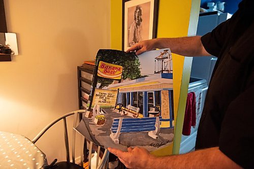 MIKE SUDOMA / Winnipeg Free Press
Artist, Ken Hodgert, shows off a print of a painting he did of the Banana Boat Thursday.
July 22, 2021