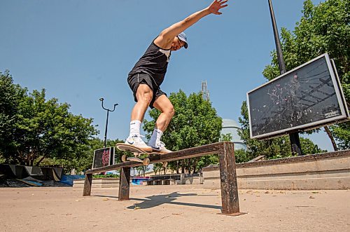 MIKE SUDOMA / Winnipeg Free Press
Wayne Truong grinds a ledge during a hot Friday afternoon at the Forks Plaza.
July 23, 2021