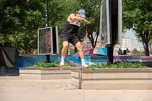 MIKE SUDOMA / Winnipeg Free Press
Wayne Truong grinds a ledge during a hot Friday afternoon at the Forks Plaza.
July 23, 2021