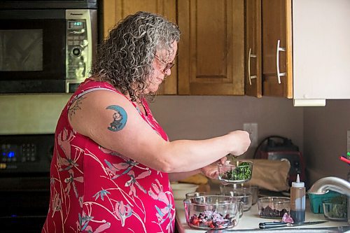 MIKAELA MACKENZIE / WINNIPEG FREE PRESS

Céline Land makes summer bruschetta at home in Winnipeg on Friday, July 23, 2021. For Eva Wasney story.
Winnipeg Free Press 2021.