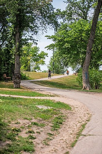 MIKAELA MACKENZIE / WINNIPEG FREE PRESS

Folks ride their bikes through Omand Park on a hot and muggy day in Winnipeg on Friday, July 23, 2021. Standup.
Winnipeg Free Press 2021.