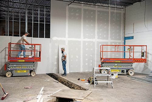 ALEX LUPUL / WINNIPEG FREE PRESS    

Tyler Birch works from a skyjack in space that will eventually become home to Low Life Barrel House in Winnipeg is photographed on Wednesday, July 21, 2021. 

Reporter: Ben Sigurdson