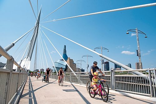 ALEX LUPUL / WINNIPEG FREE PRESS    

Cyclists taking part in the Tour de Glace, a 20-kilometre recreational event which makes four stops at local ice cream shops, ride over the Provencher Bridge in Winnipeg on Saturday, July 24, 2021. 

