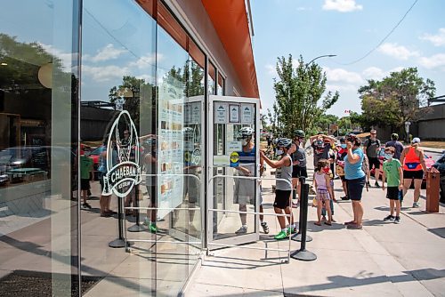 ALEX LUPUL / WINNIPEG FREE PRESS    

Cyclists taking part in the Tour de Glace, a 20-kilometre recreational event which makes four stops at local ice cream shops, wait in line outside of Chaeban Ice Cream in Winnipeg on Saturday, July 24, 2021. 

