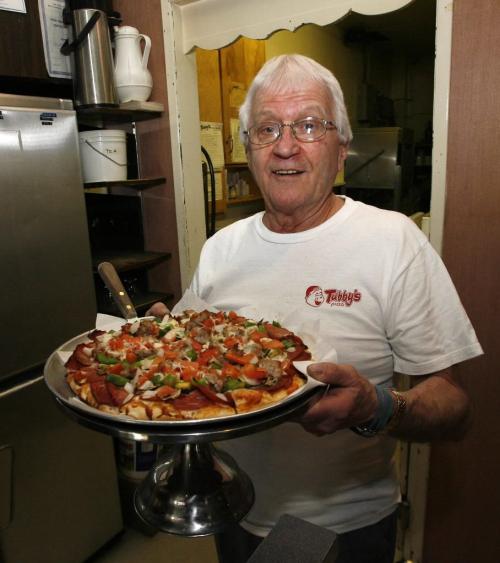 MIKE.DEAL@FREEPRESS.MB.CA 100410 - Saturday, April 10th, 2010 Charlie Clements at his restaurant Charlie O's which will be closing on April 21st after over 40 years. MIKE DEAL / WINNIPEG FREE PRESS