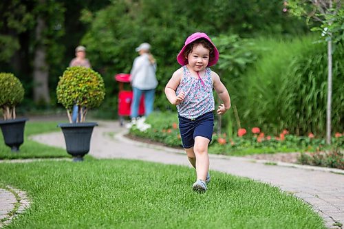 MIKAELA MACKENZIE / WINNIPEG FREE PRESS

Bronwyn Gifford, three, runs after her older sister in the English Gardens at Assiniboine Park in Winnipeg on Monday, July 26, 2021. Standup.
Winnipeg Free Press 2021.