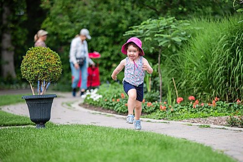 MIKAELA MACKENZIE / WINNIPEG FREE PRESS

Bronwyn Gifford, three, runs after her older sister in the English Gardens at Assiniboine Park in Winnipeg on Monday, July 26, 2021. Standup.
Winnipeg Free Press 2021.