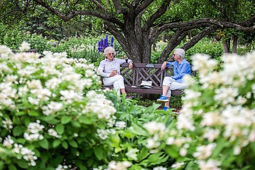 MIKAELA MACKENZIE / WINNIPEG FREE PRESS

Gail Leach (left) and Elaine Goldie enjoy a visit in the English Gardens at Assiniboine Park in Winnipeg on Monday, July 26, 2021. Standup.
Winnipeg Free Press 2021.