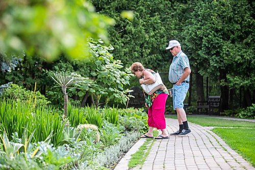 MIKAELA MACKENZIE / WINNIPEG FREE PRESS

Debbie and Bob take a closer look at some cacti in the English Gardens at Assiniboine Park in Winnipeg on Monday, July 26, 2021. Standup.
Winnipeg Free Press 2021.