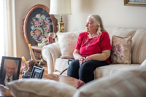 MIKAELA MACKENZIE / WINNIPEG FREE PRESS

Norma Wiechman poses for a portrait in her home in Oak Bluff on Monday, July 26, 2021. Shes nervous to enter a long-term care facility. For Gabby story.
Winnipeg Free Press 2021.