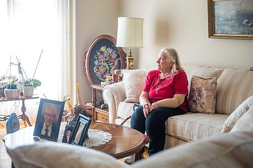 MIKAELA MACKENZIE / WINNIPEG FREE PRESS

Norma Wiechman poses for a portrait in her home in Oak Bluff on Monday, July 26, 2021. Shes nervous to enter a long-term care facility. For Gabby story.
Winnipeg Free Press 2021.