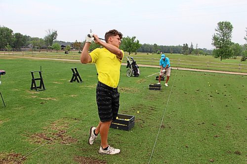 Canstar Community News Braxton Kuntz practises his swing at Breezy Bend Country Club on July 21. (GABRIELLE PICHÉ/CANSTAR COMMUNITY NEWS/HEADLINER)