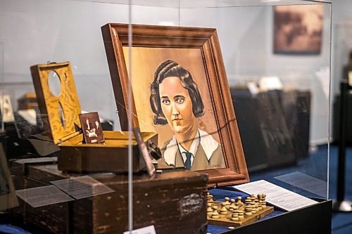 MIKAELA MACKENZIE / WINNIPEG FREE PRESS
A portrait painted by a prisoner of war at an American POW camp (done on salvaged wood from a fence surrounding the camp) at the Mennonites at War exhibit at the Mennonite Heritage Village Museum in Steinbach on Tuesday, July 27, 2021. For Brenda story.
Winnipeg Free Press 2021.