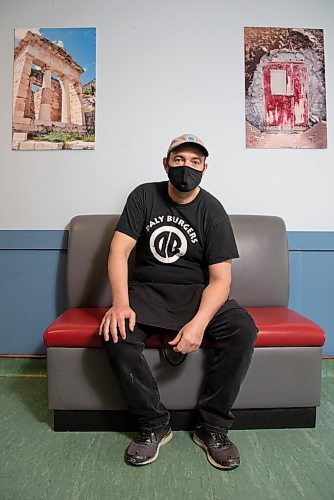 ALEX LUPUL / WINNIPEG FREE PRESS  

Andreas Maragkoudakis, owner of Daly Burgers, is photographed at the Winnipeg restaurant on Tuesday, July, 27, 2021.

Reporter: Gabrielle Piche