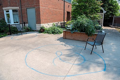 ALEX LUPUL / WINNIPEG FREE PRESS  

Blue circles are photographed on the Simkin Centre's grounds on Tuesday, July, 27, 2021. The centre has painted blue circles on the grounds, so that families can socially distance from other groups while visiting their loved ones.

Reporter: Kevin Rollason