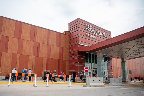 ALEX LUPUL / WINNIPEG FREE PRESS  

Visitors to the Club Regent Casino are  photographed lining up for the casino's 10:00am reopening on Wednesday, July, 28, 2021.

Reporter: Gabrielle Piche