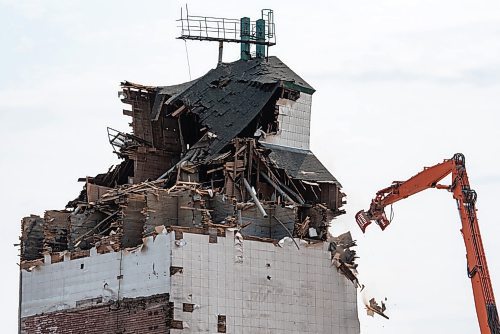 ALEX LUPUL / WINNIPEG FREE PRESS  

Debris falls from Winnipeg's last remaining grain elevator, as work continues to demolish the structure on Wednesday, July, 28, 2021.