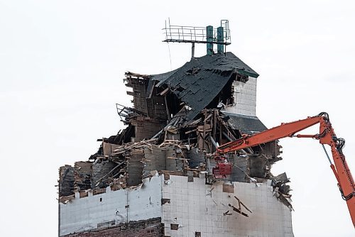 ALEX LUPUL / WINNIPEG FREE PRESS  

Debris falls from Winnipeg's last remaining grain elevator, as work continues to demolish the structure on Wednesday, July, 28, 2021.