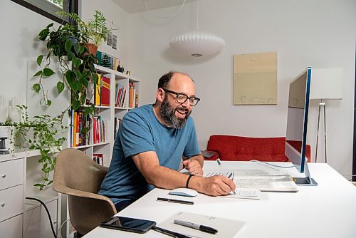 ALEX LUPUL / WINNIPEG FREE PRESS  

Andrew Boardman, founder and president of the web design and branding firm Manoverboard, is photographed in his home office in Winnipeg on Wednesday, July, 28, 2021.