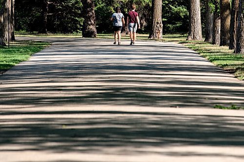 ALEX LUPUL / WINNIPEG FREE PRESS  

Standup.

The shadows of trees create a striped pattern over a walkway at Assiniboine Park on Wednesday, July, 28, 2021.