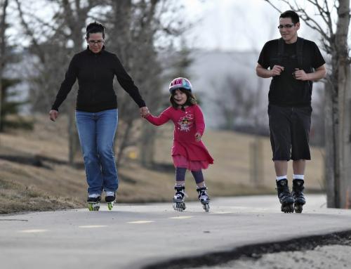 BORIS.MINKEVICH@FREEPRESS.MB.CA  100414 BORIS MINKEVICH / WINNIPEG FREE PRESS Nicole Chartrand and Manny Skead rollerblade with their daughter Isabelle,5, on the Bishop Grandon Parkway.