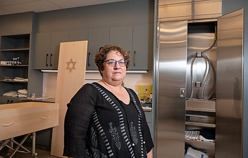 ALEX LUPUL / WINNIPEG FREE PRESS
Rena Boroditsky, Manager of Chesed Shel Emes funeral chapel, is photographed in the preparation room on Thursday, July, 29, 2021.