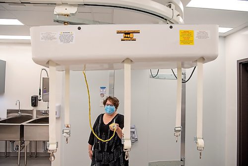 ALEX LUPUL / WINNIPEG FREE PRESS
Rena Boroditsky, Manager of Chesed Shel Emes funeral chapel, is photographed demonstrating a mortuary lift in the preparation room on Thursday, July, 29, 2021.