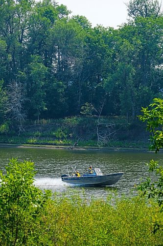 MIKE DEAL / WINNIPEG FREE PRESS
A motor boat zips along the Red River where it runs along River Road in St. Vital.
210729 - Thursday, July 29, 2021.