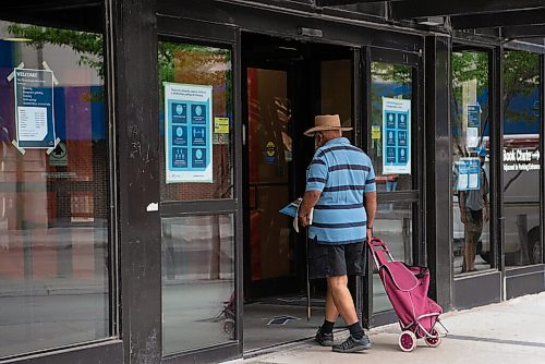 ALEX LUPUL / WINNIPEG FREE PRESS  

A visitor to the Millennium Library in Winnipeg is photographed entering the building on Thursday, July, 29, 2021.