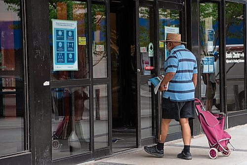 ALEX LUPUL / WINNIPEG FREE PRESS  

A visitor to the Millennium Library in Winnipeg is photographed entering the building on Thursday, July, 29, 2021.