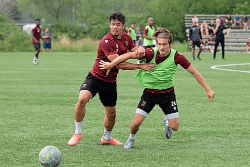 ALEX LUPUL / WINNIPEG FREE PRESS  

Valour FC midfielder Moses Dyer, left, shields the ball from attacker Sean Rea during practice at St. Vital Memorial Park in Winnipeg on Friday, July, 30, 2021.