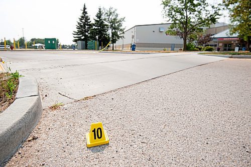 MIKE SUDOMA / Winnipeg Free Press
An evidence marker sits on the ground of a scene of an assault in the parking lot of the Jonathan Toews Community Centre Friday afternoon
July 30, 2021