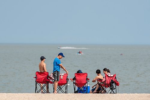 ALEX LUPUL / WINNIPEG FREE PRESS  

A visitor to Gimli Beach applies sunscreen on Friday, July, 30, 2021.