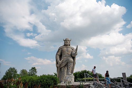 ALEX LUPUL / WINNIPEG FREE PRESS  

People visit the Gimli Viking Statue on Friday, July, 30, 2021.