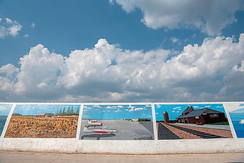 ALEX LUPUL / WINNIPEG FREE PRESS  

Paintings found on the Gimli Seawall Gallery are photographed on Friday, July, 30, 2021.