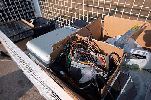 MIKE SUDOMA / Winnipeg Free Press
A large pile of old electronics which were dropped off at an electronic waste drop off event at Tyndall Park Community hosted by University student, Aira Villanuvea.
July 30, 2021