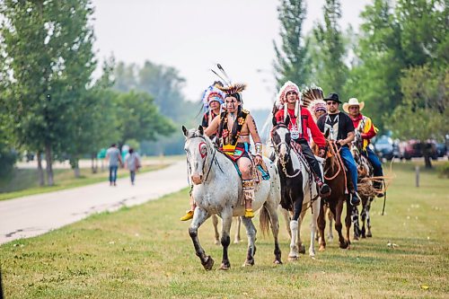 MIKAELA MACKENZIE / WINNIPEG FREE PRESS

The Oyaate Techa riders make an appearance at a commemoration of the 150th anniversary of the making of Treaty No. 1 at the Lower Fort Garry National Historic Site on Tuesday, Aug. 3, 2021. For Gabrielle Piche story.
Winnipeg Free Press 2021.