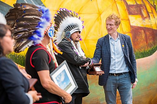 MIKAELA MACKENZIE / WINNIPEG FREE PRESS

Minister of Indigenous Services Marc Miller (right) shakes hands with Sandy Bay First Nation chief Trevor Prince at a commemoration of the 150th anniversary of the making of Treaty No. 1 at the Lower Fort Garry National Historic Site on Tuesday, Aug. 3, 2021. For Gabrielle Piche story.
Winnipeg Free Press 2021.