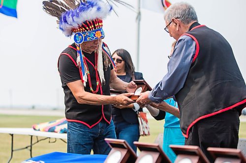 MIKAELA MACKENZIE / WINNIPEG FREE PRESS

Long Plain First Nation chief Dennis Meeches accepts a treaty medal from elder Harry Bone at a commemoration of the 150th anniversary of the making of Treaty No. 1 at the Lower Fort Garry National Historic Site on Tuesday, Aug. 3, 2021. For Gabrielle Piche story.
Winnipeg Free Press 2021.