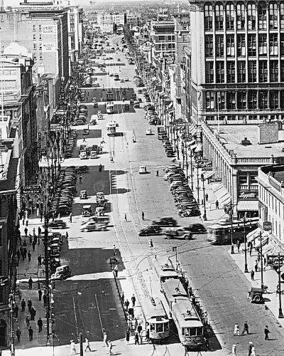 Canstar Community News Portage Avenue, as it looked in 1939. Through the 1950s, angle parking and streetcars would disappear, and a one-way street system was implemented.