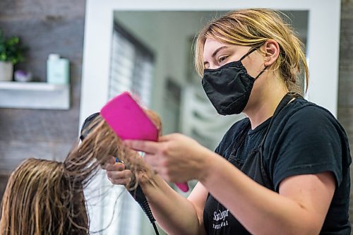 MIKAELA MACKENZIE / WINNIPEG FREE PRESS

Nikki Tardi does Erica Halmarson's hair at Élan Hair Studio, where they will be keeping a mandatory mask policy, in Winnipeg on Wednesday, Aug. 4, 2021. For Temur story.
Winnipeg Free Press 2021.
